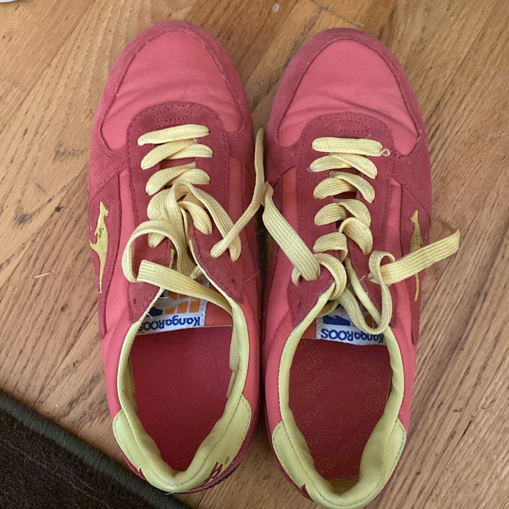 Coral Kangaroo shoes with yellow laces